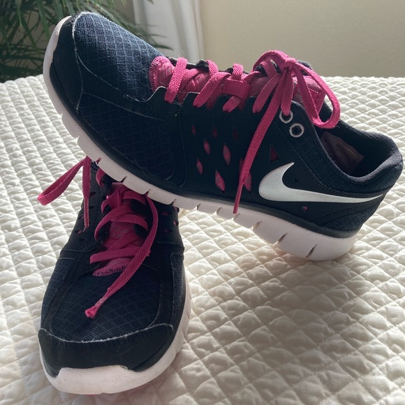 Nike Shoes - Nike flex black and pink